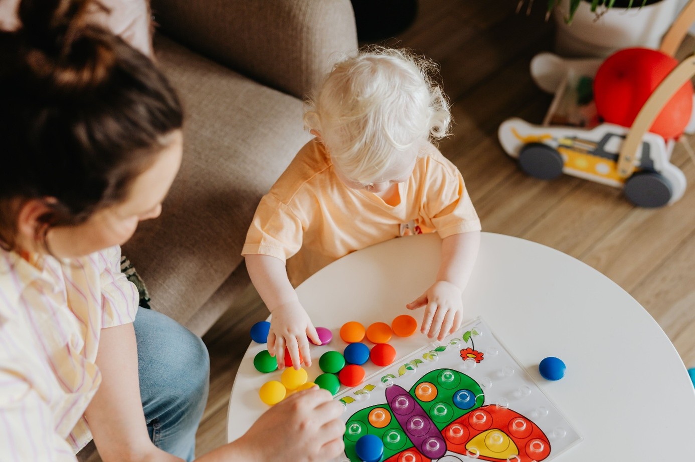 Scolarisation dès un an : pourquoi la proposition de Bruno Le Maire fait débat dans la petite enfance