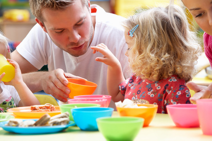 Les hommes dans la petite enfance : invisibilité sociale et surexposition professionnelle