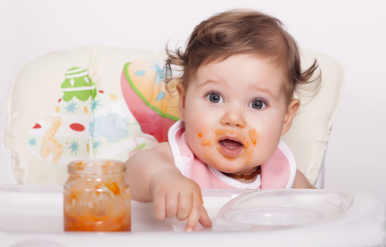 Bébé a 1 an : alimentation, langage, marche... est-il en retard ?